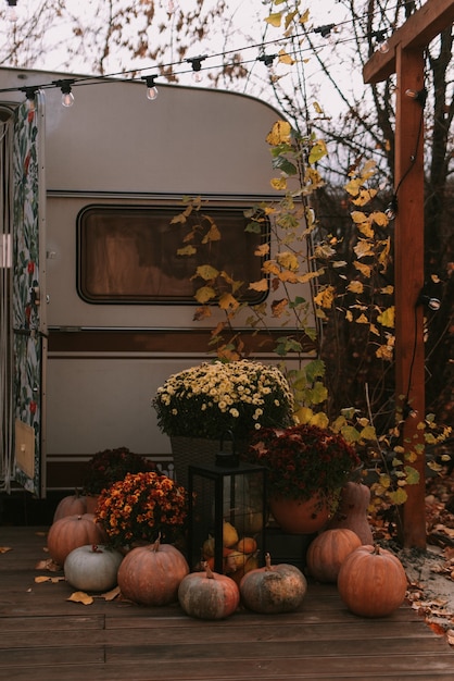 Decoraciones de otoño del tráiler.