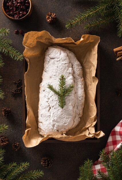 Decoraciones y pan dulce delicioso de Navidad