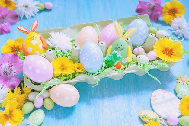 Decoraciones de Pascua con flores y huevos de colores