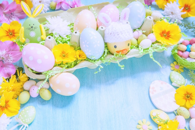 Decoraciones de Pascua con flores y huevos de colores