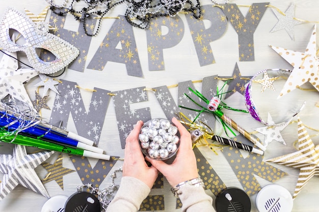 Decoraciones de plata de fiesta de año nuevo en la mesa.