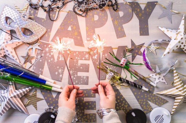 Decoraciones de plata de fiesta de año nuevo en la mesa.