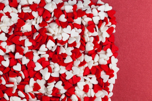 Decoraciones de postre hechas de dulces rojos y blancos en forma de corazón