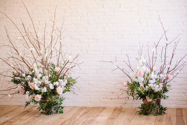 Foto decoraciones de ramas con hermosas flores rosas y blancas en la canasta