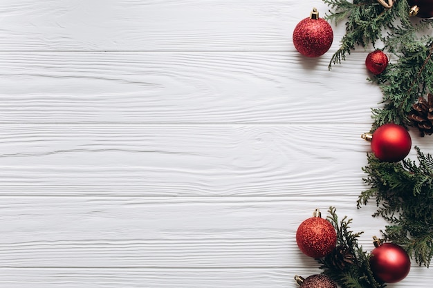 Decoraciones, regalos y comida de la Navidad en un fondo de madera blanco.