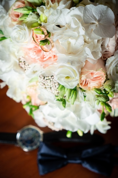 Decoraciones románticas, flores de luz blanca para las vacaciones, anillos de boda para la novia.