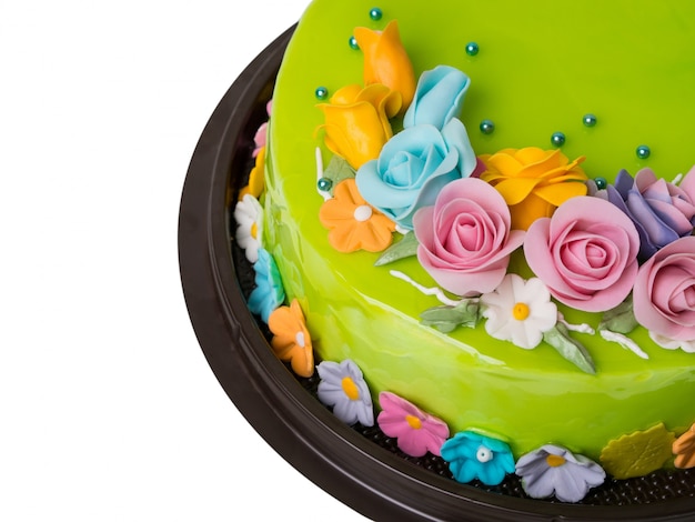 Decoraciones de la torta del atasco verde de la manzana del primer con las frutas coloridas de la formación de hielo en el fondo blanco