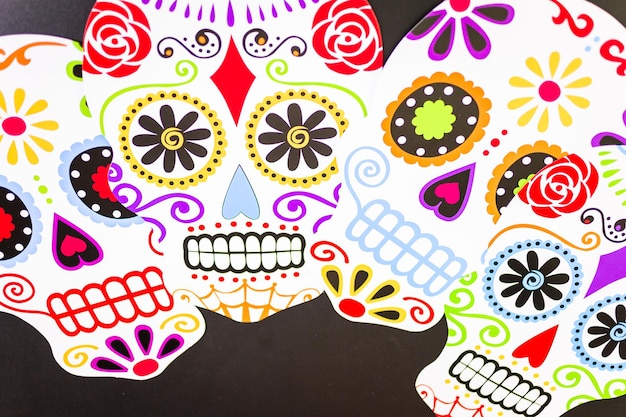Decoraciones para la tradicional fiesta mexicana del Día de los Muertos sobre un fondo negro.