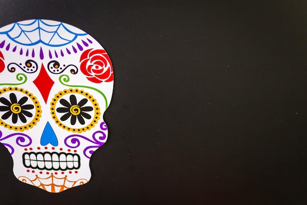 Decoraciones para la tradicional fiesta mexicana del Día de los Muertos sobre un fondo negro.