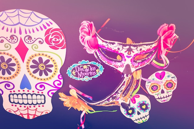 Decoraciones para la tradicional fiesta mexicana del Día de los Muertos sobre un fondo negro.