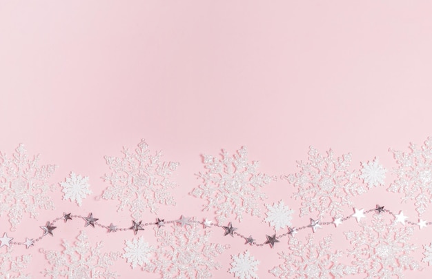 Decorações brancas de composição de natal em fundo rosa pastel conceito de ano novo de inverno de natal