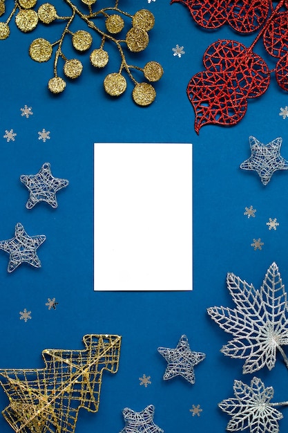 Decorações brancas e prateadas planas sobre fundo azul clássico com espaço de cópia. plano de fundo de natal na cor clássica azul com enfeites de prata e branco, plano de fundo de natal com lista de desejos