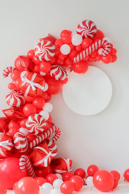 Decorações clássicas de festa de Natal vermelho e branco com balões de hélio. Maquete de moldura redonda