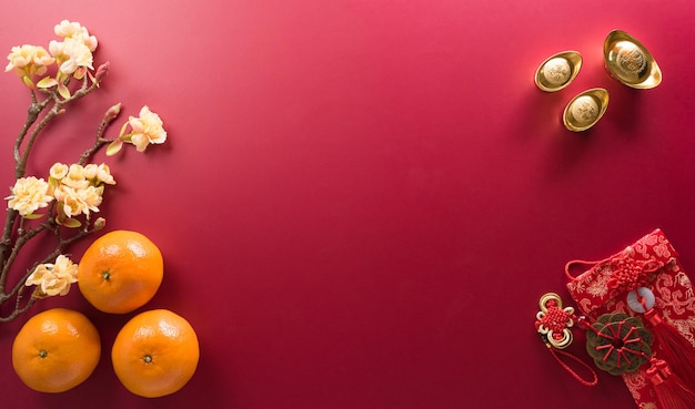 Decorações de ano novo chinês feitas de pacote vermelho laranja e lingotes de ouro ou pedaços de ouro Caracteres chineses FU no objeto significa fortuna boa sorte riqueza e fluxo de dinheiro