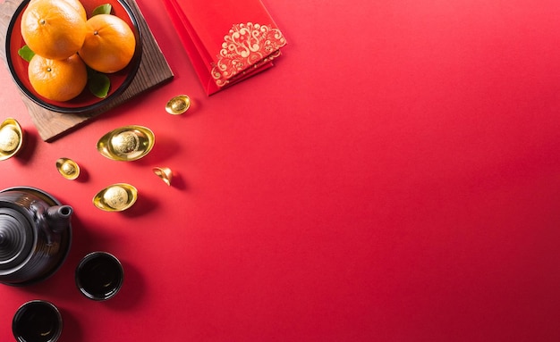 Decorações de ano novo chinês feitas de pacote vermelho laranja e lingotes de ouro ou pedaços de ouro Caracteres chineses no objeto significam fortuna boa sorte riqueza e fluxo de dinheiro