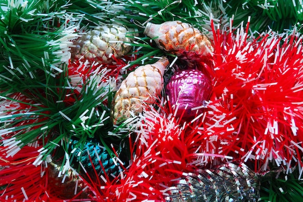 Decorações de Ano Novo e Natal tinsel boa Decorações de Natal Bolas multicoloridas em forma de cones e cestas Decoração de interiores festiva Ano Novo ou composição de Natal