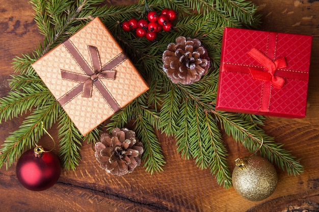 Foto decorações de ano novo ou natal com caixas de presente, velas e bolas.