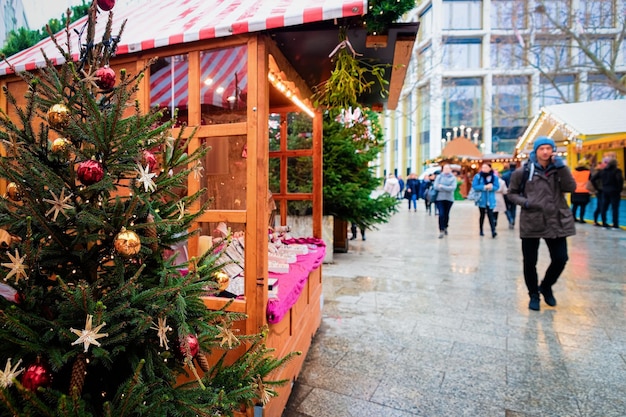 Decorações de árvore de Natal de vidro no mercado de Natal na Alemanha na Europa no inverno. Rua da noite alemã Natal e feira de férias na cidade ou vila europeia. Igreja Memorial Kaiser Wilhelm, Berlim