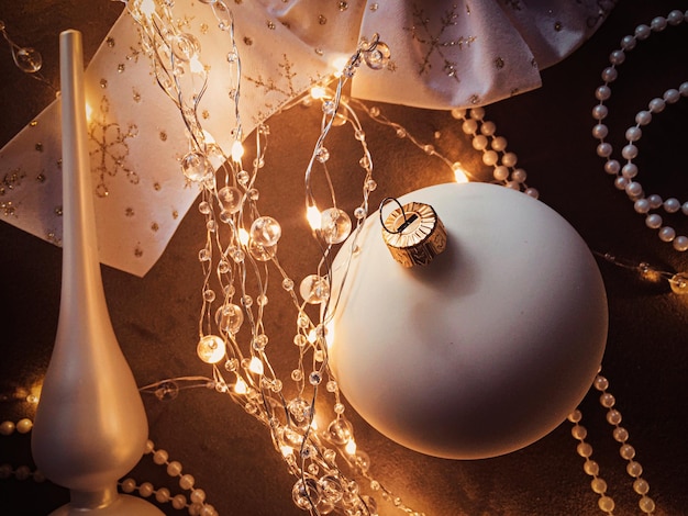 Decorações de árvores de Natal, arcos e guirlandas como cartão de saudação vintage festivo para decoração de casa para design de flatlay de marca de férias de luxo