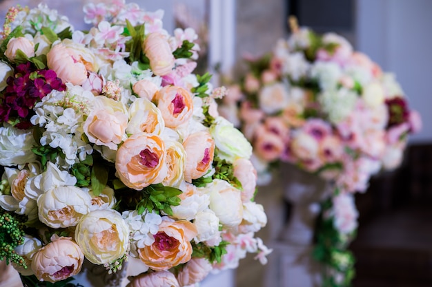 Decorações de belas flores no restaurante de casamento