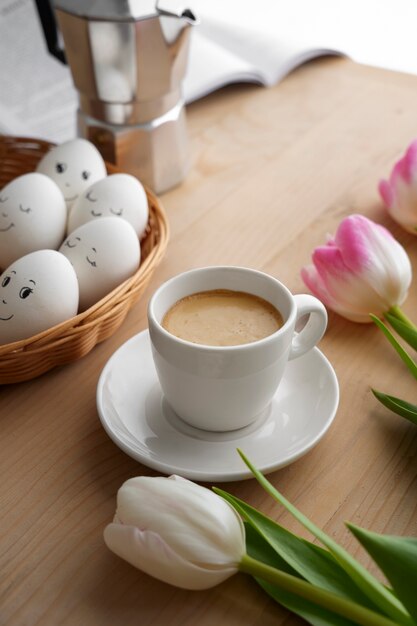 Foto decorações de café de páscoa ainda vida