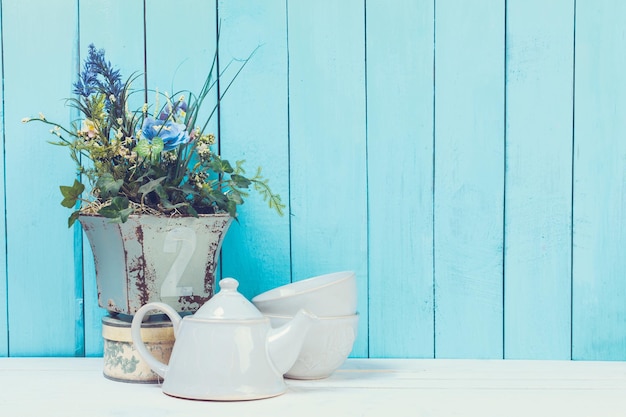 Decorações de casa de estilo shabby chic em fundo de madeira
