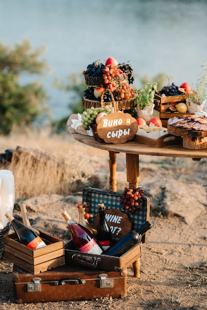 Decorações de casamento elegantes feitas de flores naturais e elementos verdes