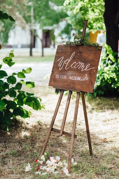 Decorações de casamento elegantes feitas de flores naturais e elementos verdes