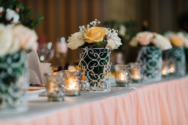 Decorações de casamento elegantes feitas de flores naturais e elementos verdes