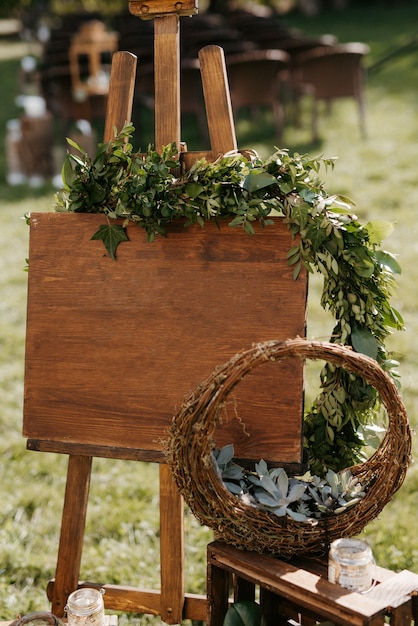 Decorações de casamento elegantes feitas de flores naturais e elementos verdes