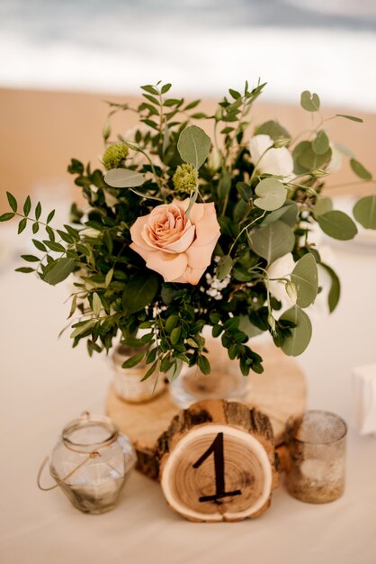 Foto decorações de casamento elegantes feitas de flores naturais e elementos verdes