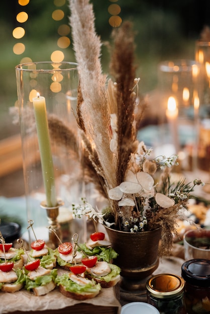 Decorações de casamento elegantes feitas de flores naturais e elementos verdes