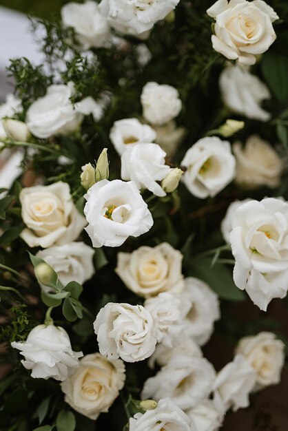 Decorações de casamento elegantes feitas de flores naturais