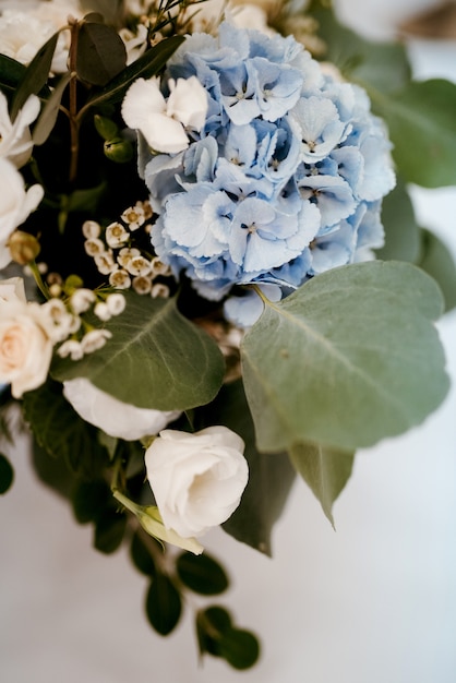 Decorações de casamento elegantes feitas de flores naturais
