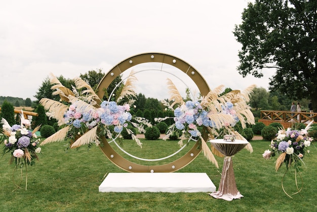 Decorações de casamento Lindo arco de flores redondas com hortênsia e grama dos pampas cerimônia de casamento ao ar livre na natureza