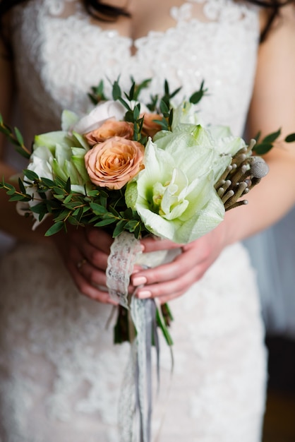 Decorações de casamento lindo e arco de flores. Casamento à moda.