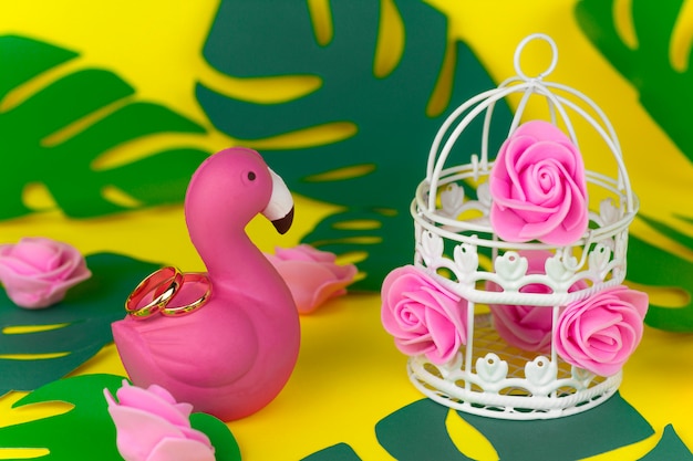 Decorações de casamento tropical verão, anéis de ouro em flamingos