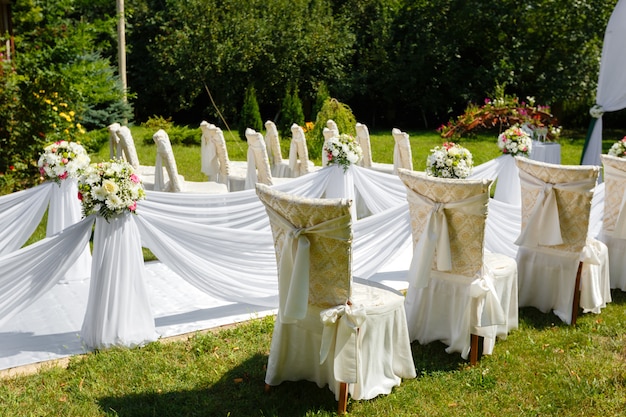 Decorações de cerimônia de casamento no parque em dia de sol