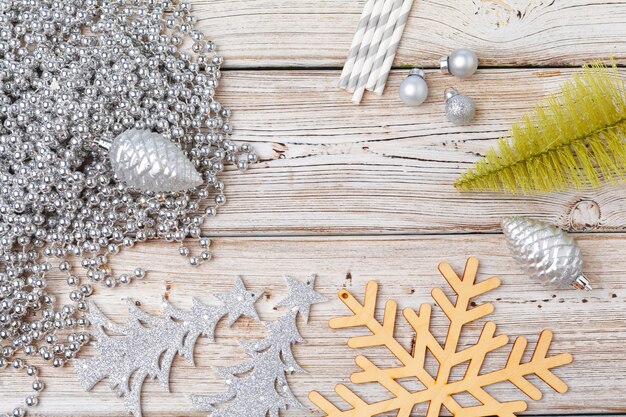 Decorações de férias de Natal flatlay na luz de madeira