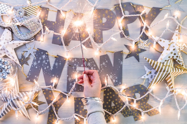 Foto decorações de festa de ano novo prata em cima da mesa.