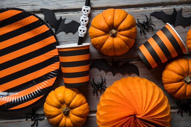 Decorações de festa de halloween em um fundo de madeira rústico