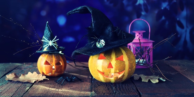 Decorações de Halloween, abóboras Jack-o-lantern e uma lâmpada com uma vela acesa