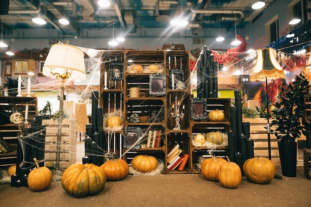 Decorações de halloween com abóboras um armário e muitos itens assustadores dentro de casa ideia