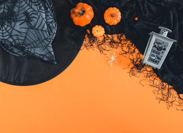 Decorações de Halloween e abóboras em um fundo laranja