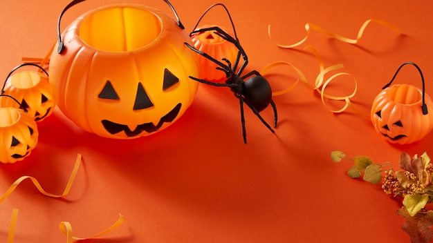 Decorações de Halloween em fundo laranja