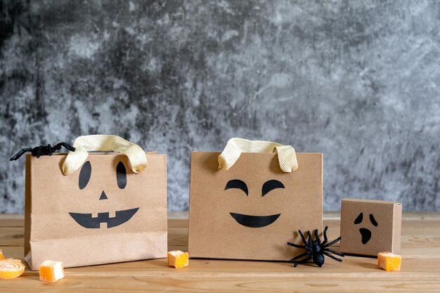 Decorações de Halloween na mesa contra a parede
