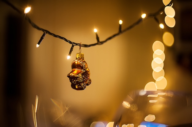 Foto decorações de interiores de natal. guirlandas de luzes de natal. carrinho de brinquedos de ano novo.