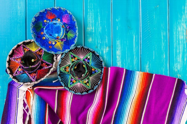 Decorações de mesa coloridas tradicionais para celebrar a Fiesta.