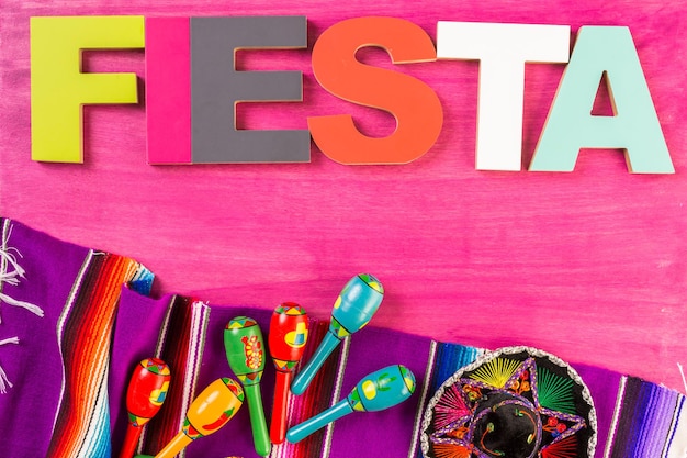 Foto decorações de mesa coloridas tradicionais para celebrar a fiesta.