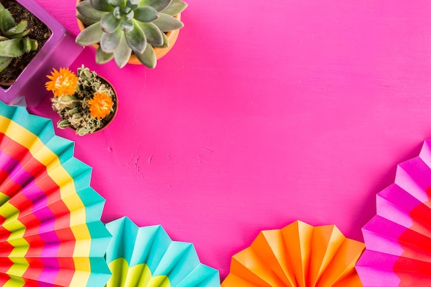 Decorações de mesa coloridas tradicionais para celebrar a Fiesta.